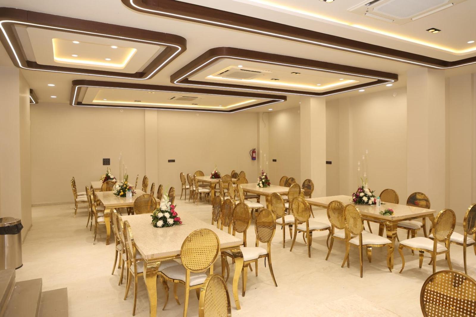 The Meera Hotel 우자인 외부 사진