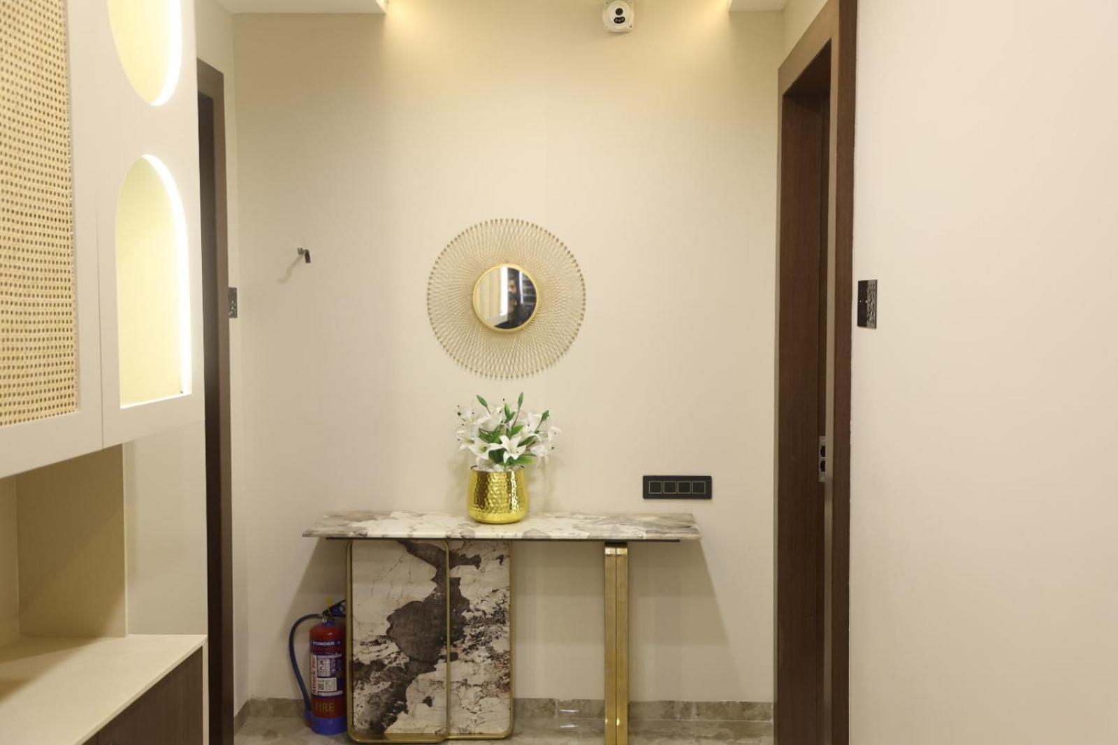 The Meera Hotel 우자인 외부 사진