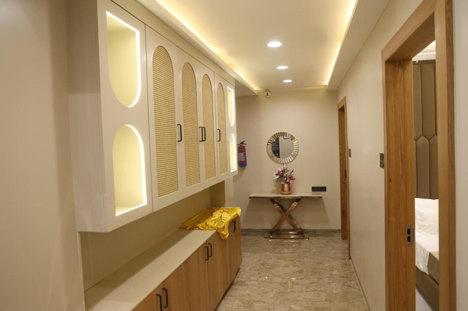 The Meera Hotel 우자인 외부 사진