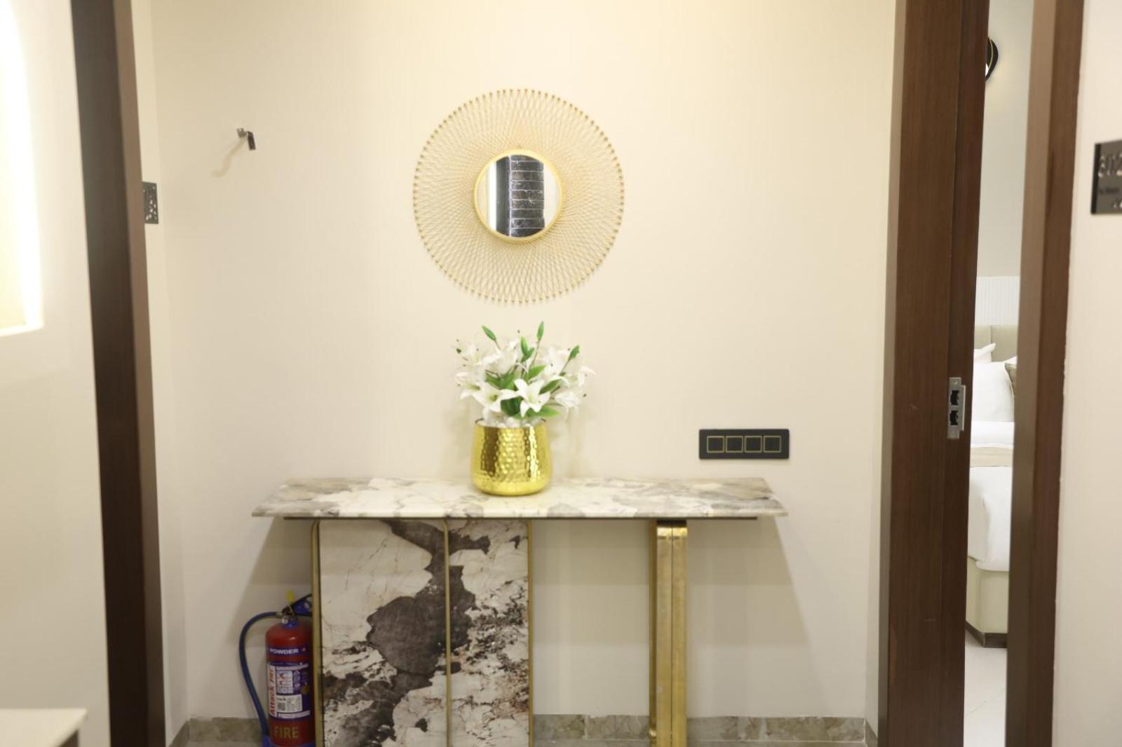 The Meera Hotel 우자인 외부 사진