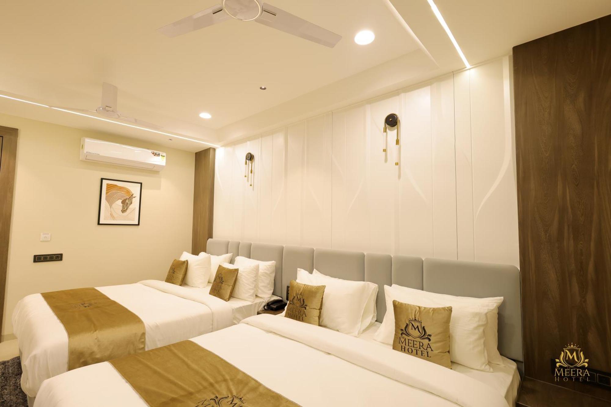 The Meera Hotel 우자인 외부 사진