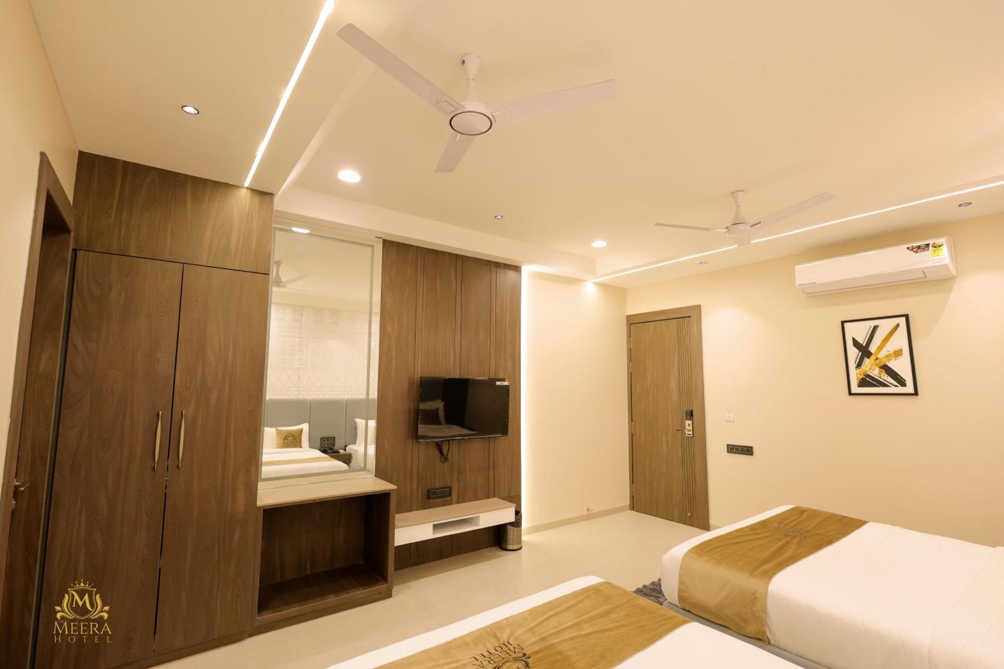 The Meera Hotel 우자인 외부 사진