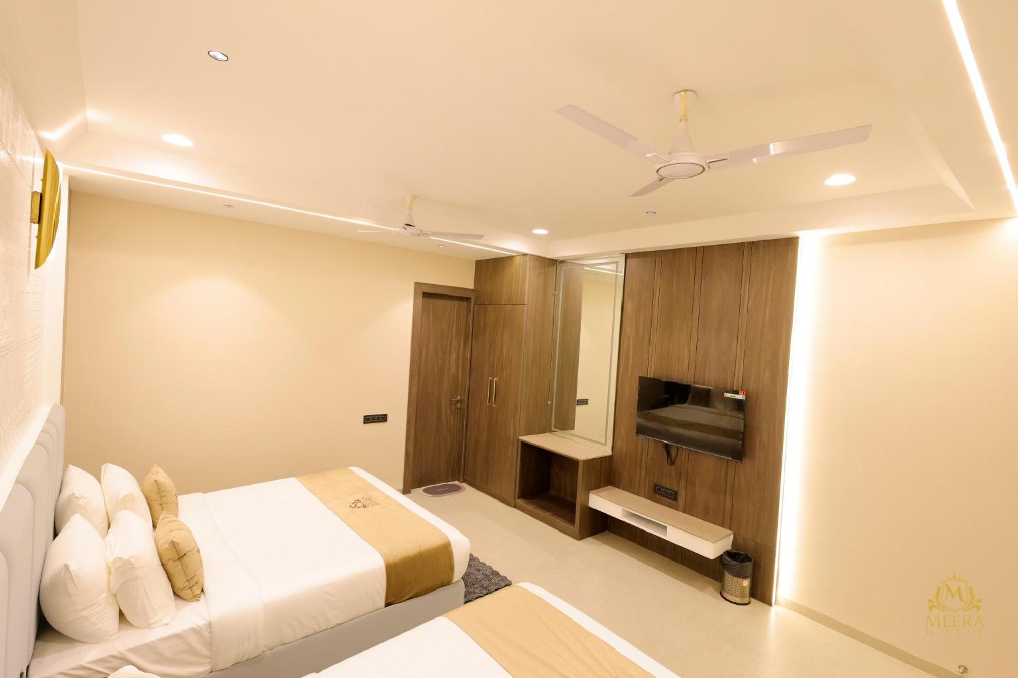 The Meera Hotel 우자인 외부 사진