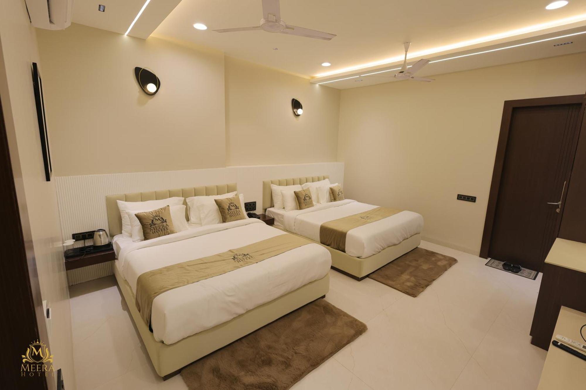 The Meera Hotel 우자인 외부 사진