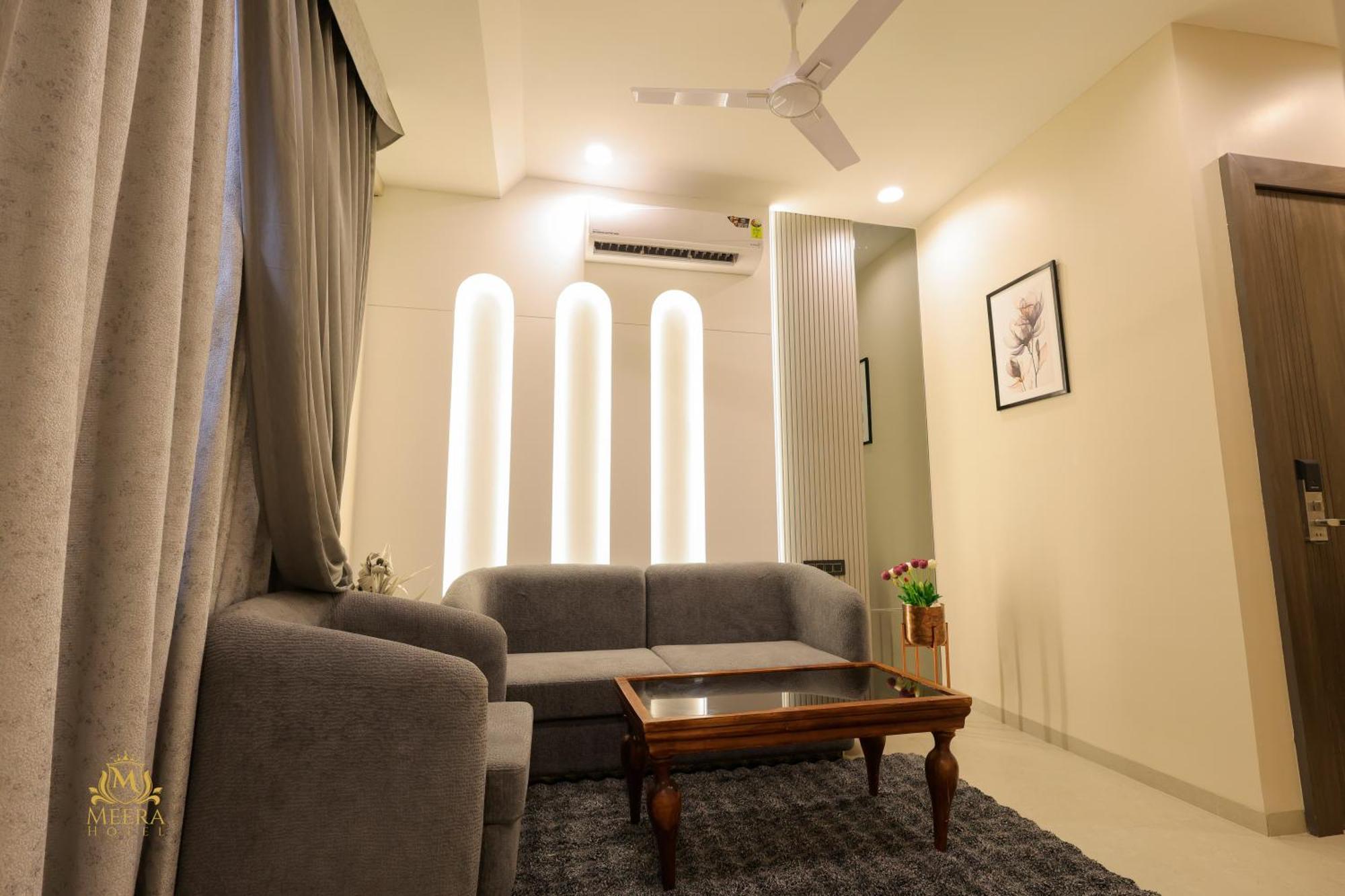 The Meera Hotel 우자인 외부 사진