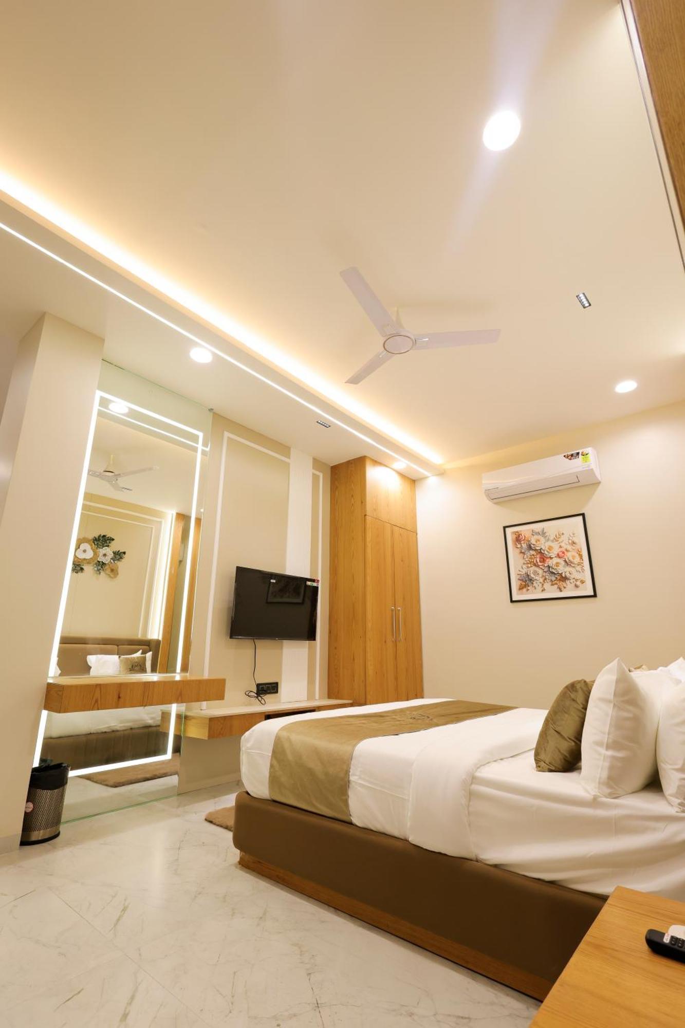 The Meera Hotel 우자인 외부 사진