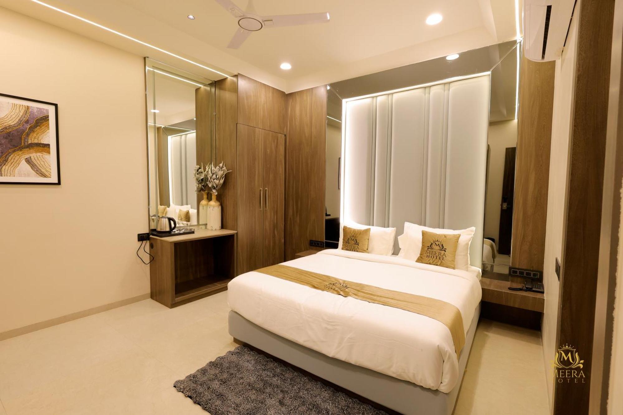 The Meera Hotel 우자인 외부 사진