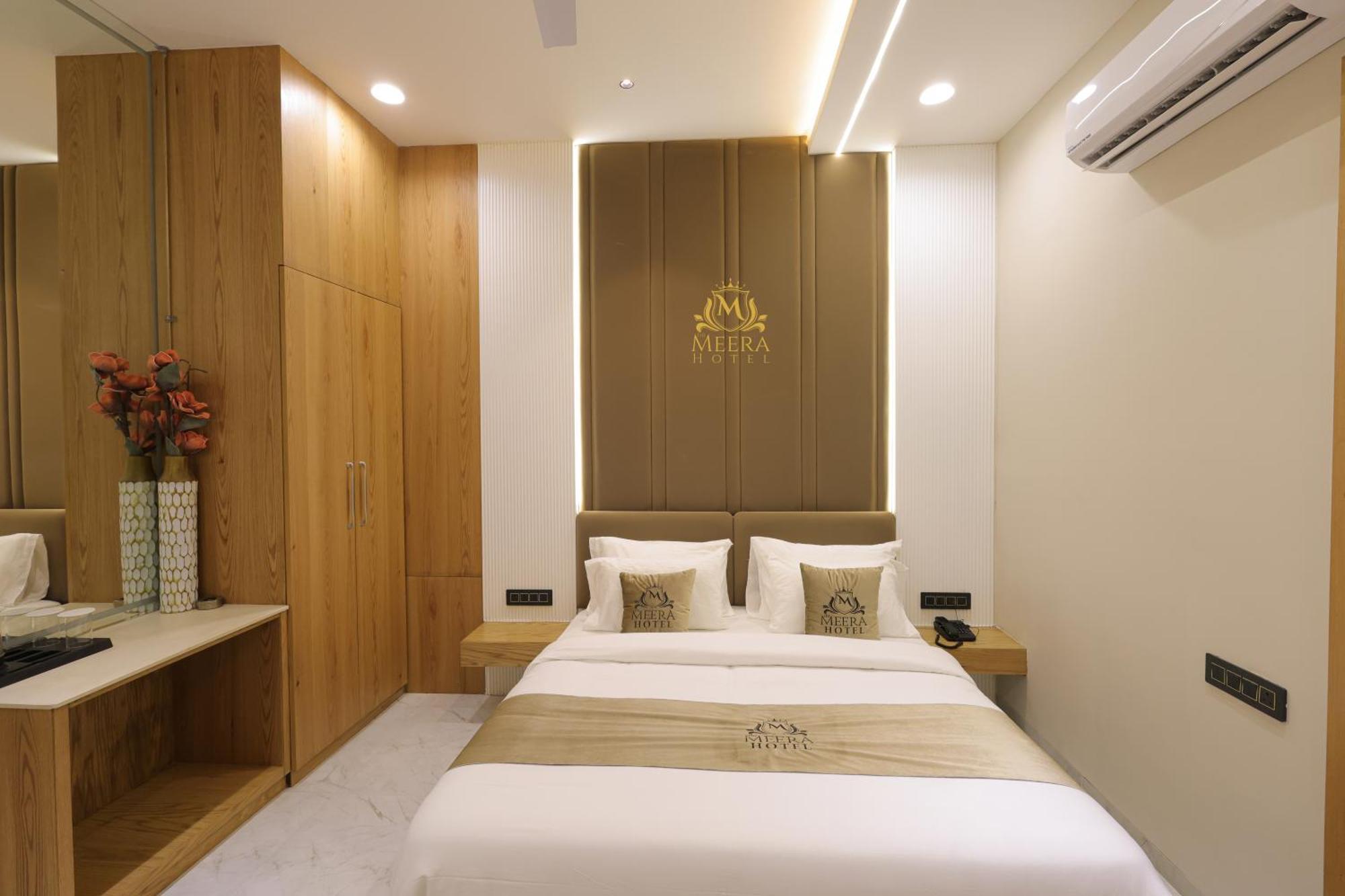 The Meera Hotel 우자인 외부 사진