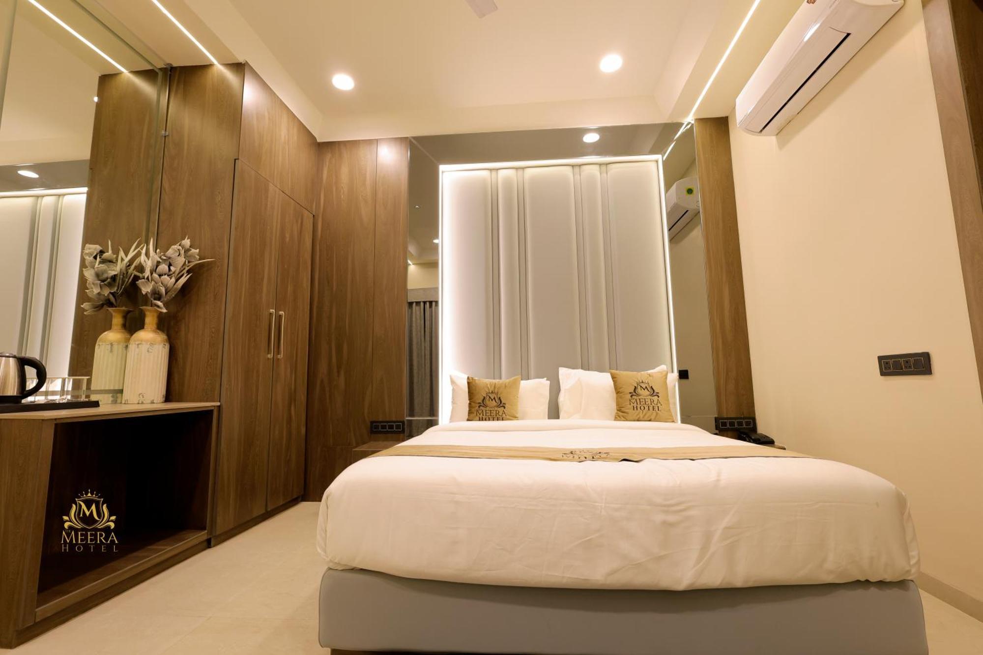 The Meera Hotel 우자인 외부 사진