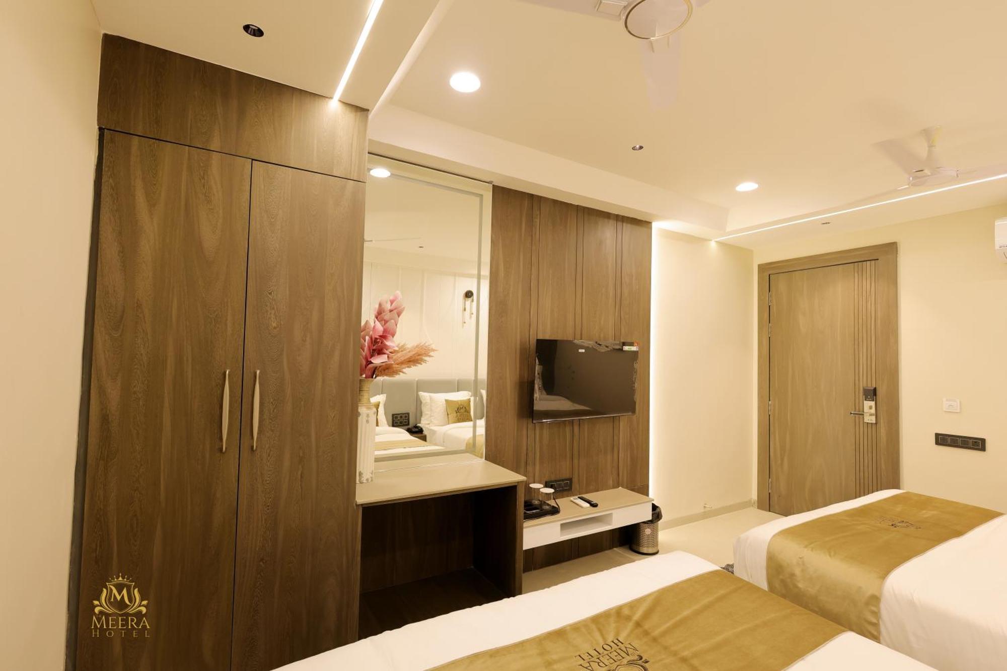 The Meera Hotel 우자인 외부 사진