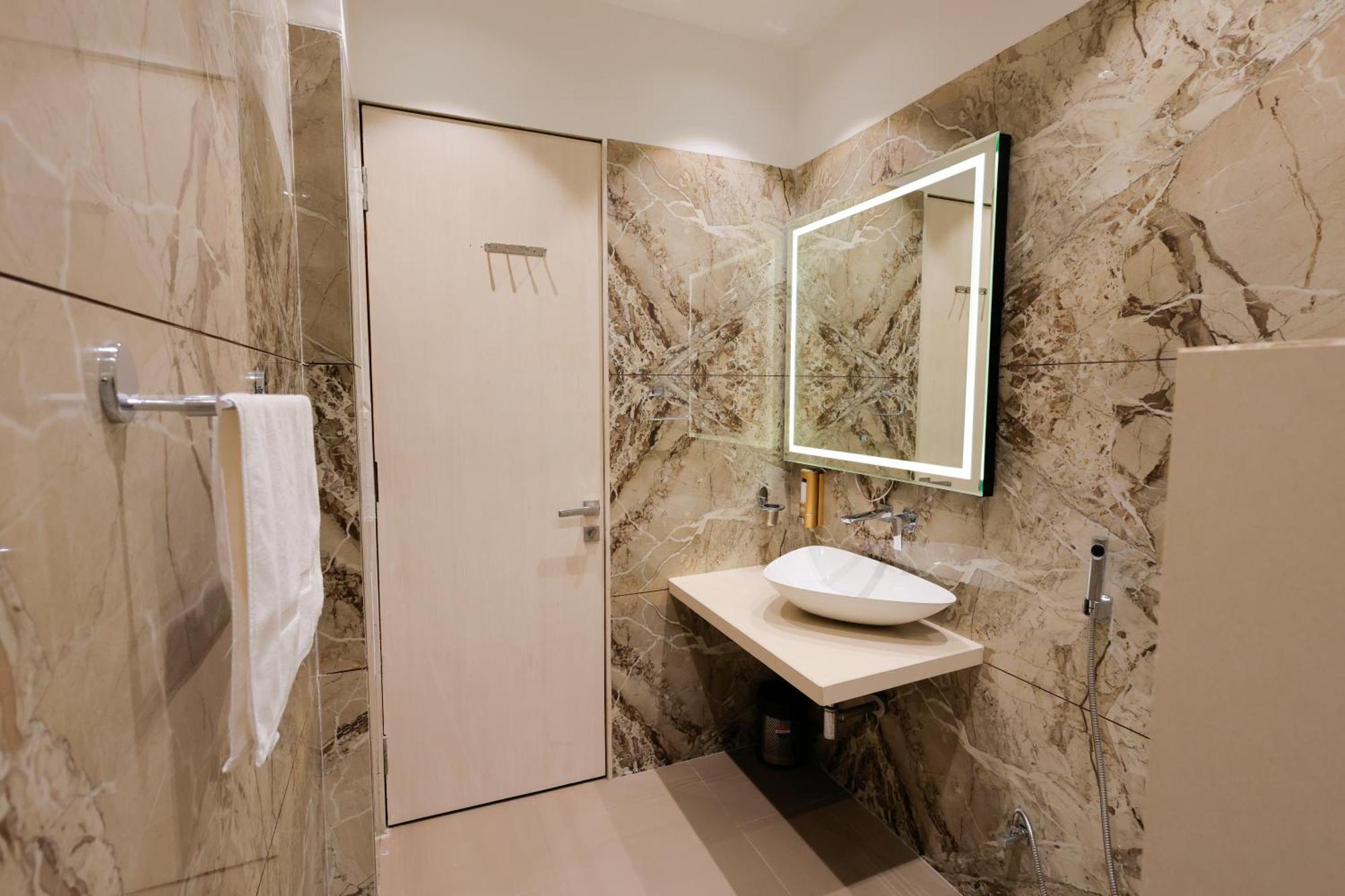 The Meera Hotel 우자인 외부 사진