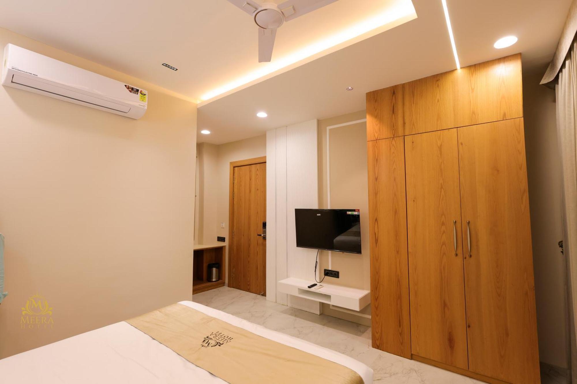 The Meera Hotel 우자인 외부 사진