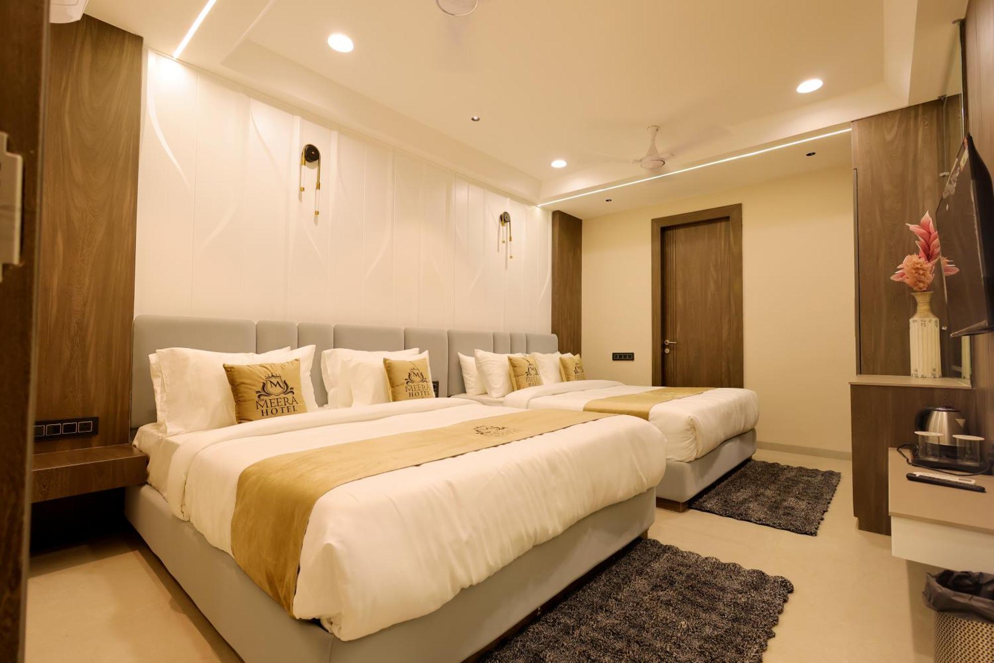 The Meera Hotel 우자인 외부 사진